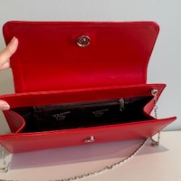 Women's Clutch bag with silver detachable shoulder chain in red, only worn once - Picture 7 of 16